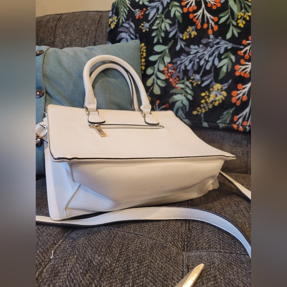 White laser cut two way shoulder bag - Picture 13 of 15